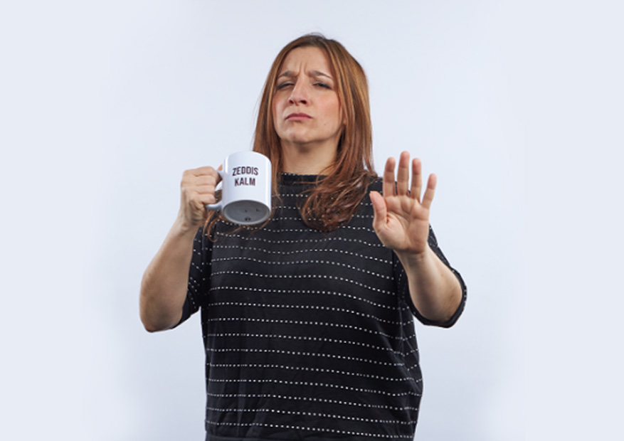 Profile photo of Aurora holding a mug saying 'Zeddis kalm'